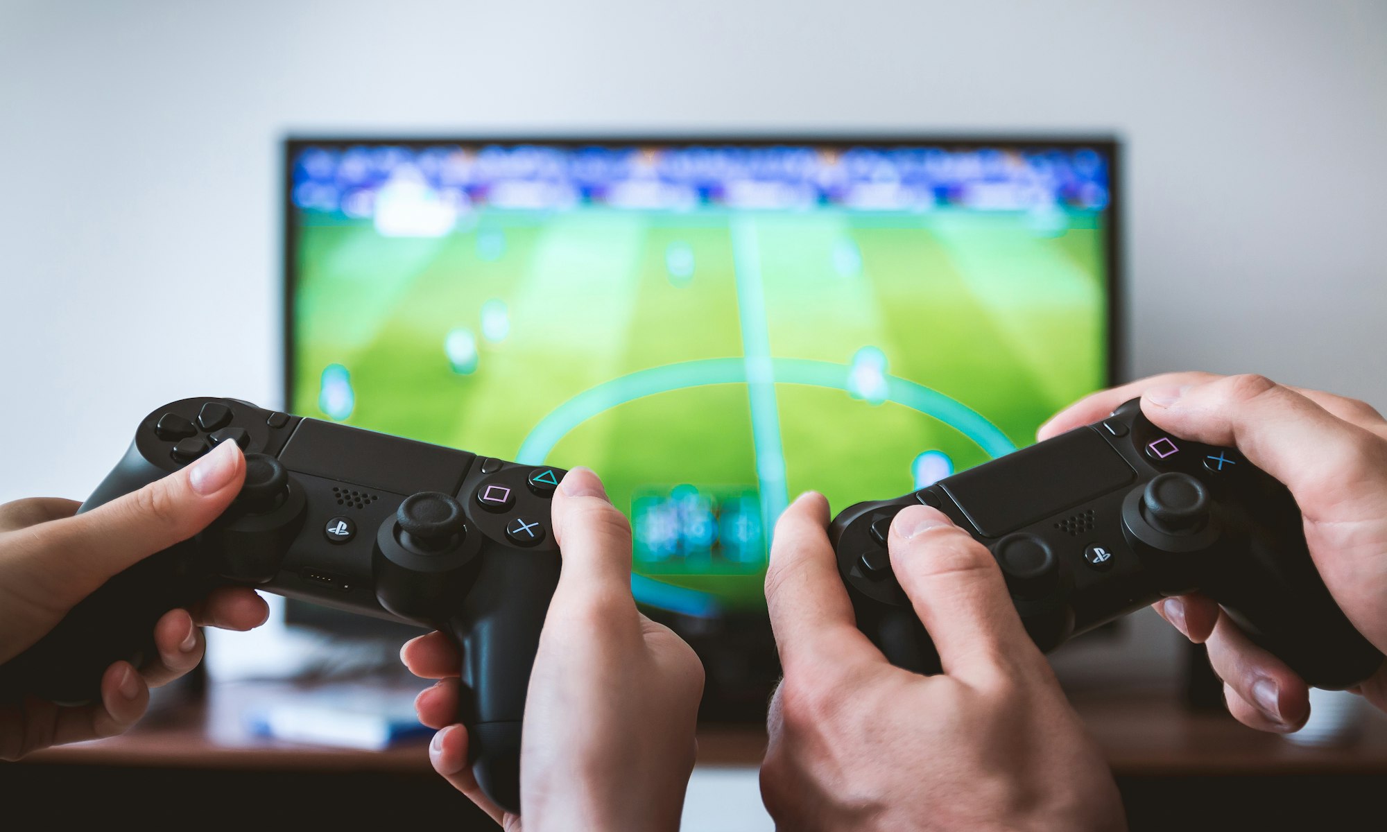 ゲームコントローラーで遊ぶ様子